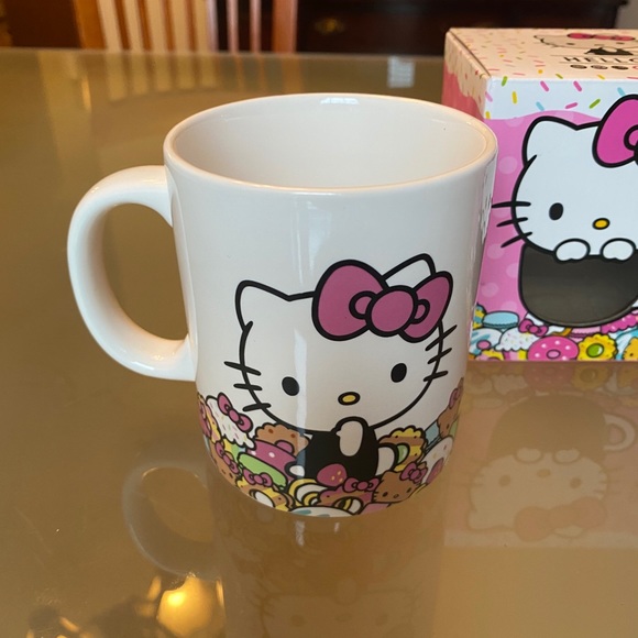 New Hello Kitty Cafe mug - Picture 5 of 12